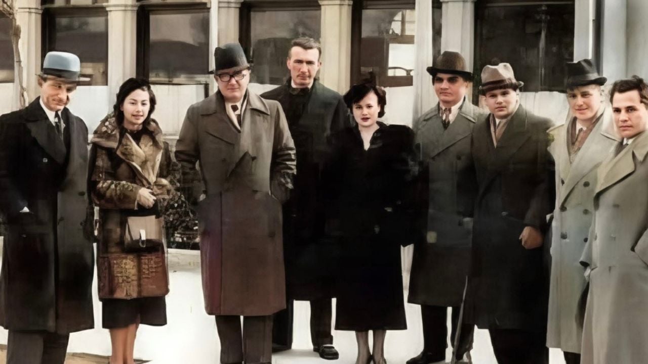 Foto e rrallë e ajkës së Shqipërisë në vitin 1938! Nga Lasgushi te Asdreni, përpara Kafes së Madhe në Shkodër