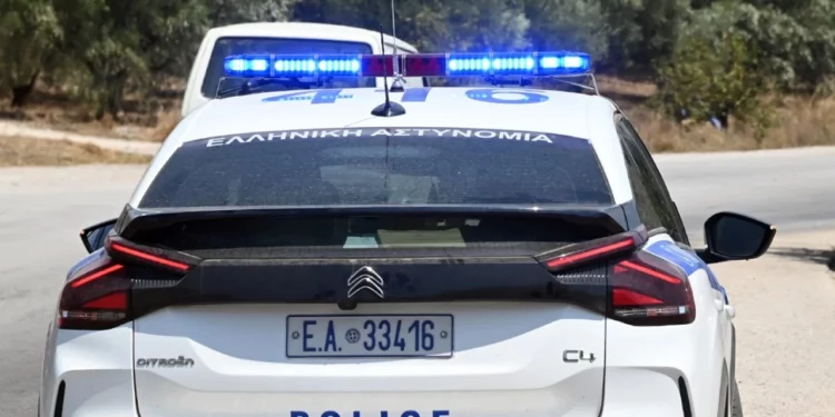 FOTO/ Krim në familjen shqiptare në Greqi, 40-vjeçari vret në hyrje të pallatit bashkëshorten dhe arratiset!