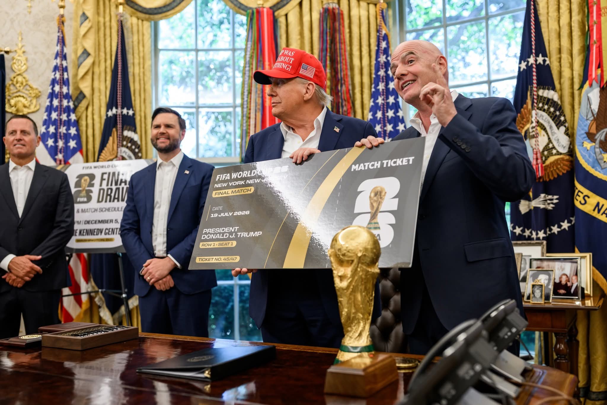 FOTO/ Kupa e Botës në futboll në 2026, Trump merr biletën e parë simbolike të finales së Botërorit. Zbulohen detajet