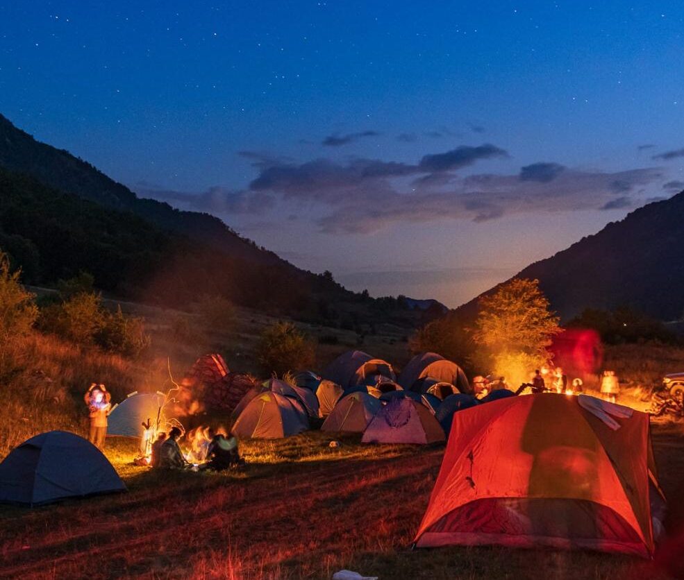 FOTO/ Mes mrekullive natyrore të Malit të Xhyrës, qindra të rinj ndjekin spektaklin qiellor të ”Shiut të Yjeve Perseid”