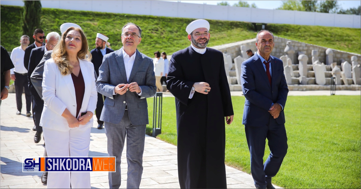 FOTO – Presidenti i Republikës Bajram Begaj viziton Xhaminë e Plumbit, pritet nga myftiu Muhamed Sytari