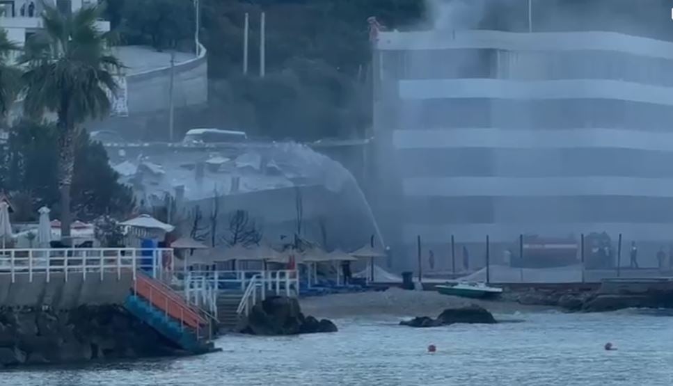 Foto/ Shembet me shpërthim të kontrolluar godina 3 katëshe në Radhimë