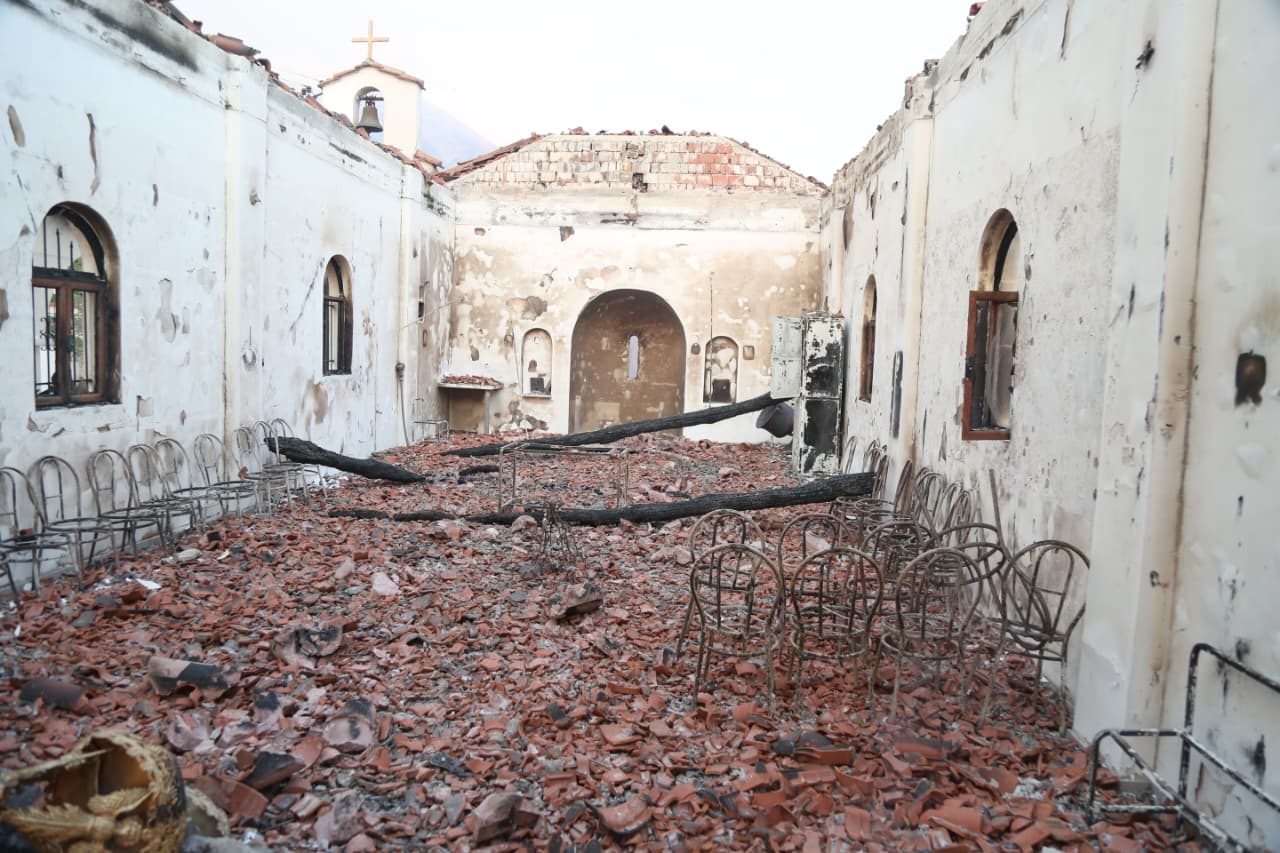 FOTO/ Zjarret nuk kursejnë as kishat