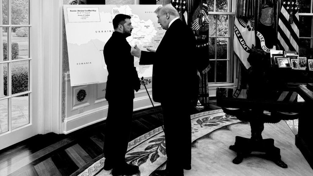 FOTOLAJM / Trump i tregon Zelenskyt hartën e territorit ukrainas nën kontrollin rus