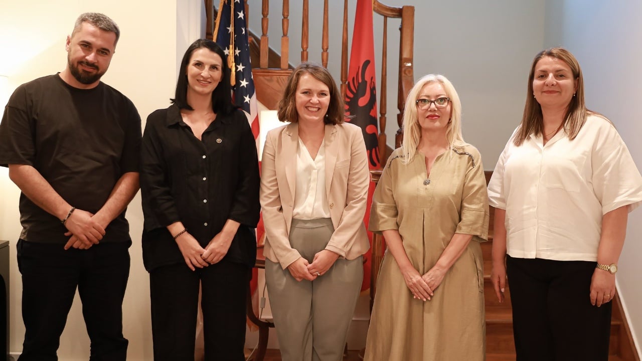 Fotot/ Ambasada Amerikane pret deputetët e rinj të Kuvendit: Të kuptojmë shqetësimet e komuniteteve të tyre