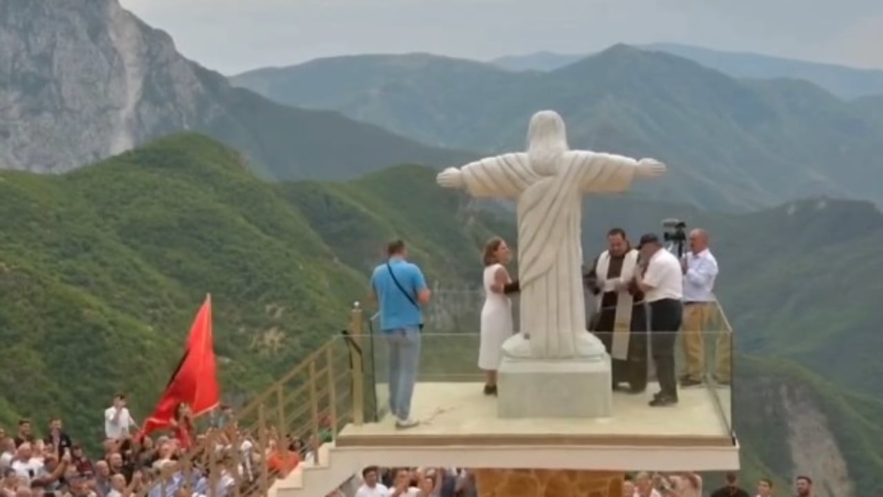 Foto+Video/ Statuja e Jezusit në malet e Tropojës ndez debat, ngjashmëria me monumentin në Rio de Janeiro dhe cilësia e punimit