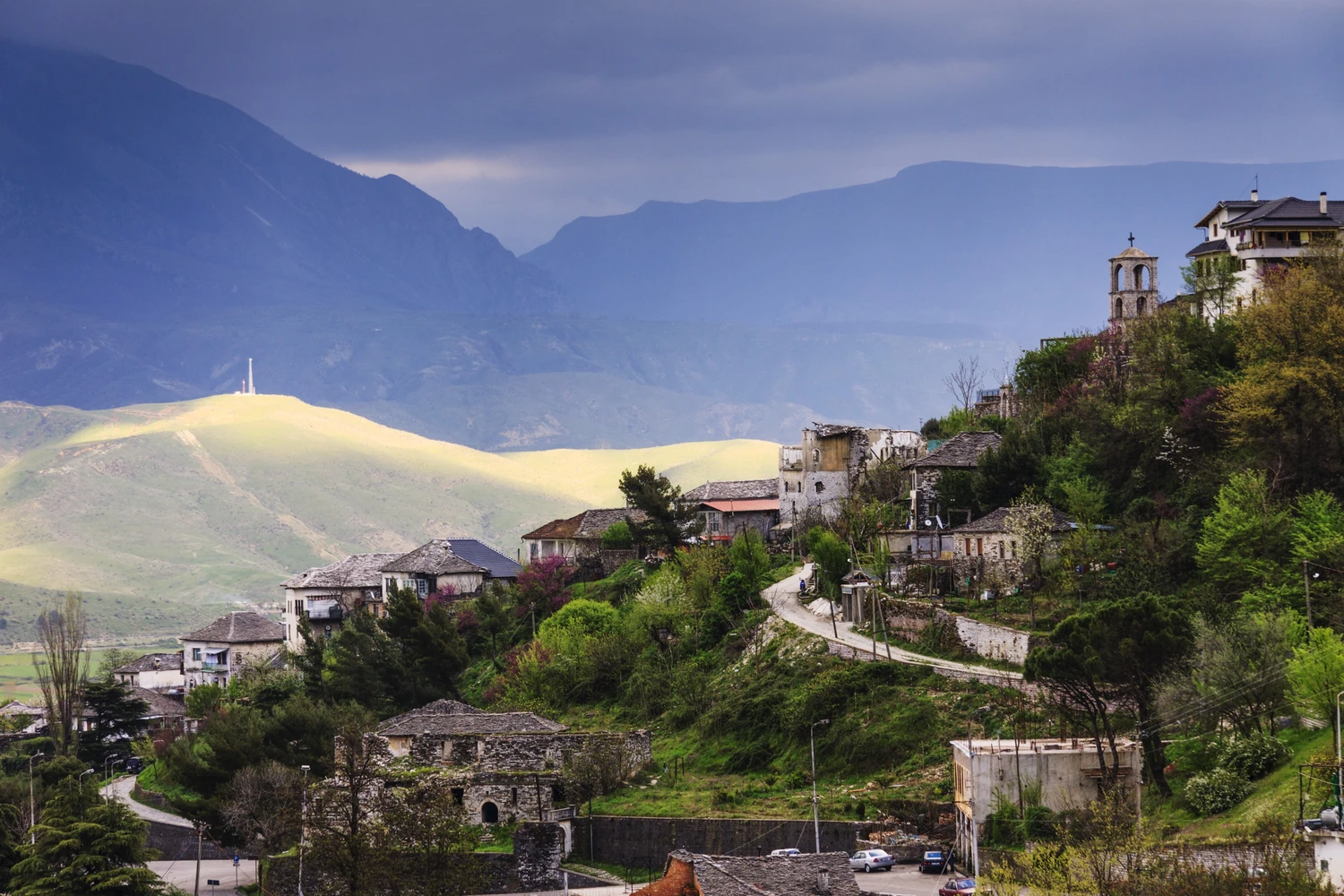 Fshati shqiptar nën drejtimin e grave, ndërsa burrat kanë ikur emigrant në Britani