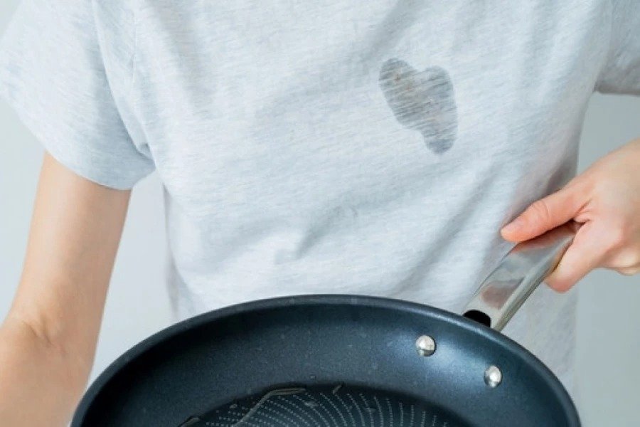 Funksionon më mirë se soda e bukës, ja produkti që ju ndihmon të hiqni qafe njollat e yndyrës në rroba