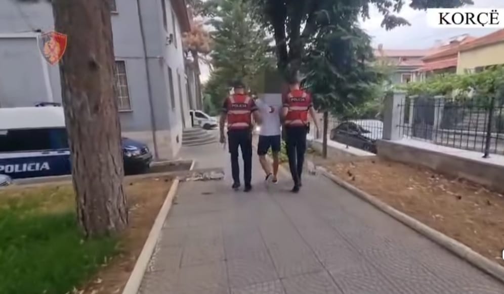 Furnizoi makinën me karburant duke paguar me kartëmonedhë false, pranga 25-vjeçarit