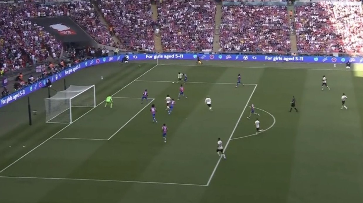 Gafë e Van Dijk, blerjet e reja nderojnë Liverpool-in në pjesën e parë të finales ndaj Crystal Palace (video)