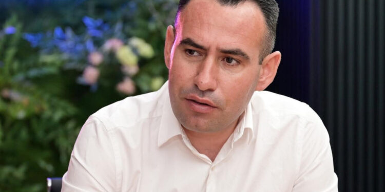 Gazetari Almer Toska kërcënohet pas investigimit mbi Lul Morinën dhe lidhjet e tij politike