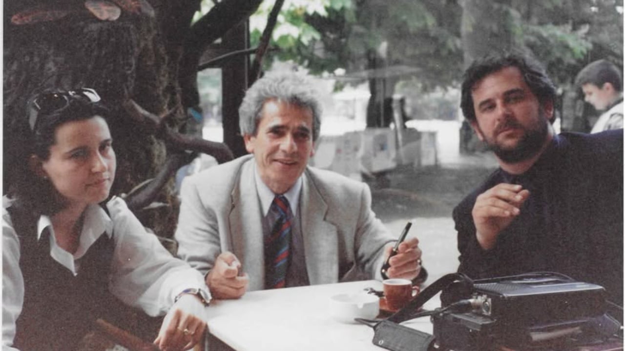 Gazetarja nxjerr foton e panjohur të Artur Zhejit si gazetar i Radio Radicale në Shkup: Do na mungosh me shqipen e bukur dhe erudite që flisje