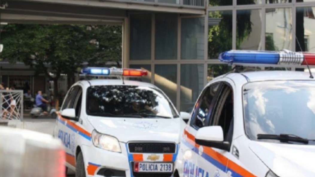 Goditën një person me sende të forta dhe i dëmtuan automjetin në Tiranë, pranga 41-vjeçarit, dy të tjerë të proceduar