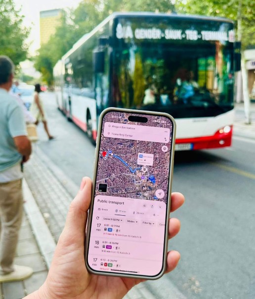 Google Maps/ Tashmë mund të shihni ku ndodhet dhe për sa minuta vjen autobusi urban