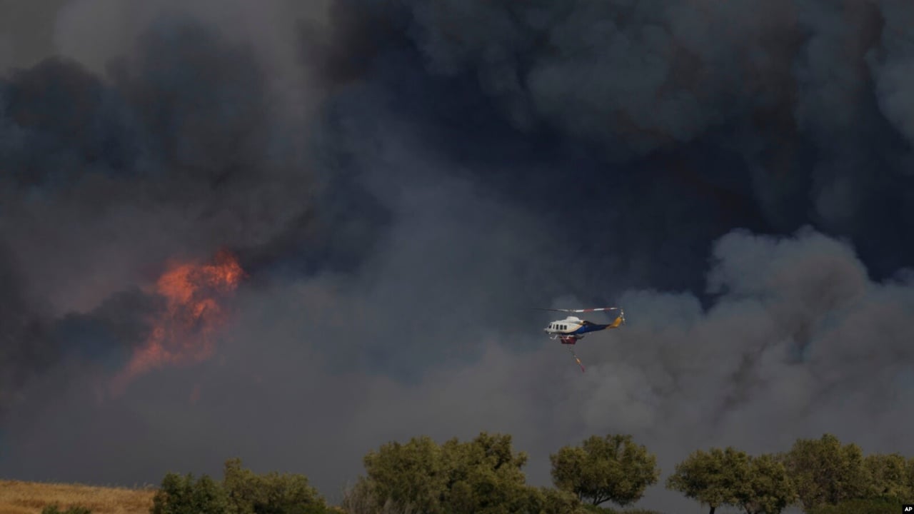 Greqia në luftë me zjarret! Evakuohen banorët në disa vendbanime, një viktimë