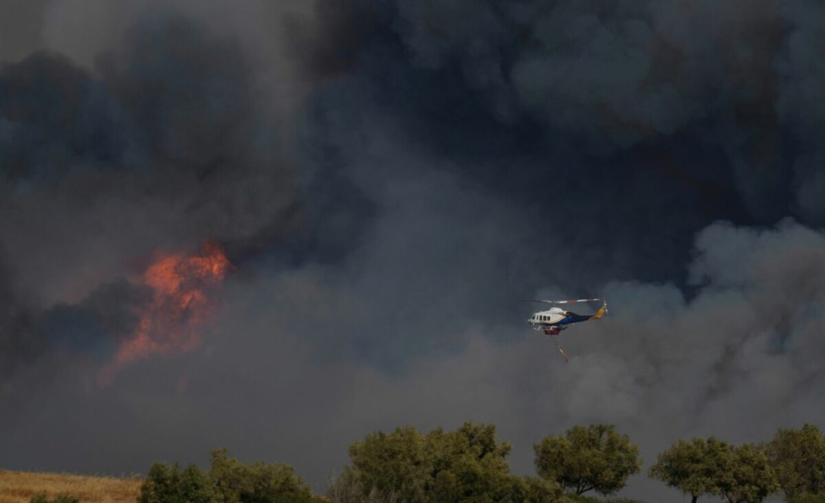 Greqia përballet me zjarret, evakuohen disa zona/ Një i moshuar humb jetën brenda në shtëpi nga flakët