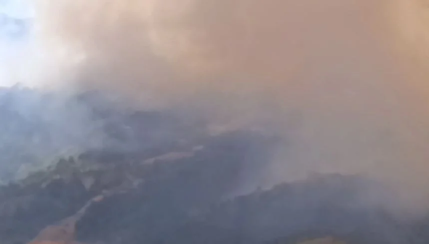 Gruaja bllokohet në fermë bashkë me dy fëmijët/ Zjarri në Gramsh, kërkohet ndihma e autoriteteve