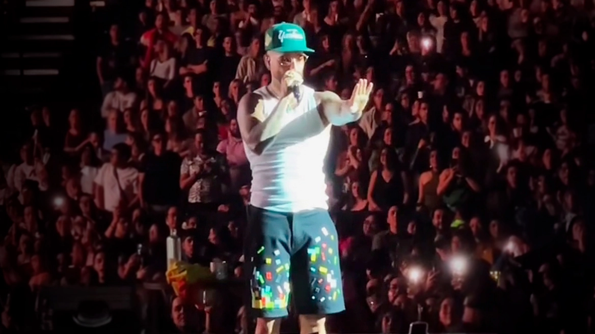 Gruaja kishte me vete fëmijë pa mbrojtëse veshësh, Maluma ndërpret koncertin për të