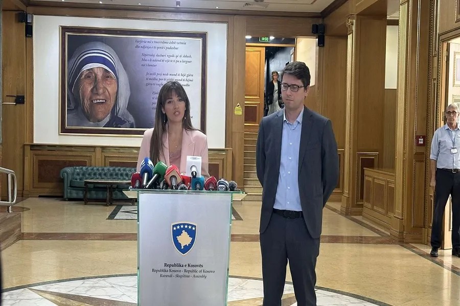 Haxhiu kritikon LDK dhe PDK-në për shkelje gjatë seancave konstituive