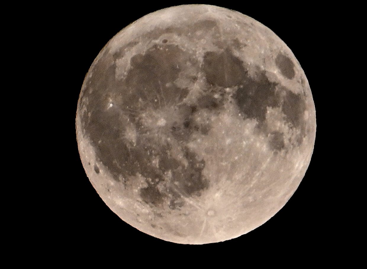 Hëna e plotë e gushtit ndriçon qiellin sonte me një spektakël të rrallë