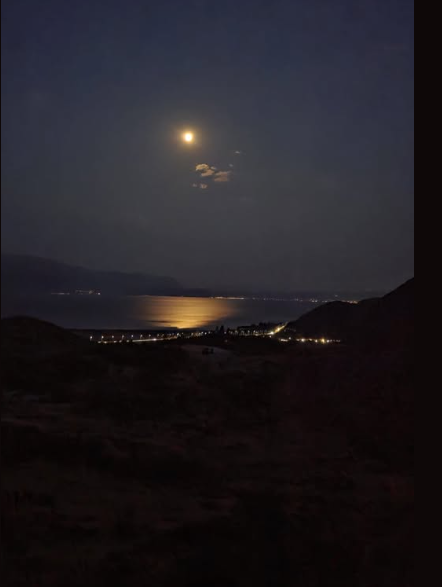 Hëna si poezi më vete mbi liqen (foto)