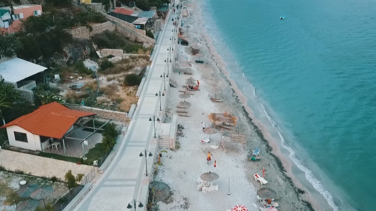 Himarë/ 83 plazhe publike, vendosen edhe çadra falas për pushuesit