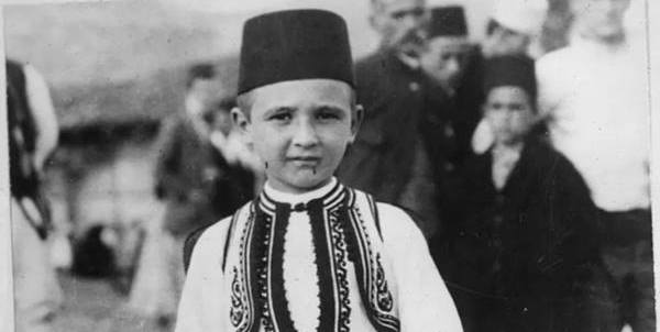 Historia e vogëlushit shqiptar që habiti amerikanët, fliste pesë gjuhë të huaja