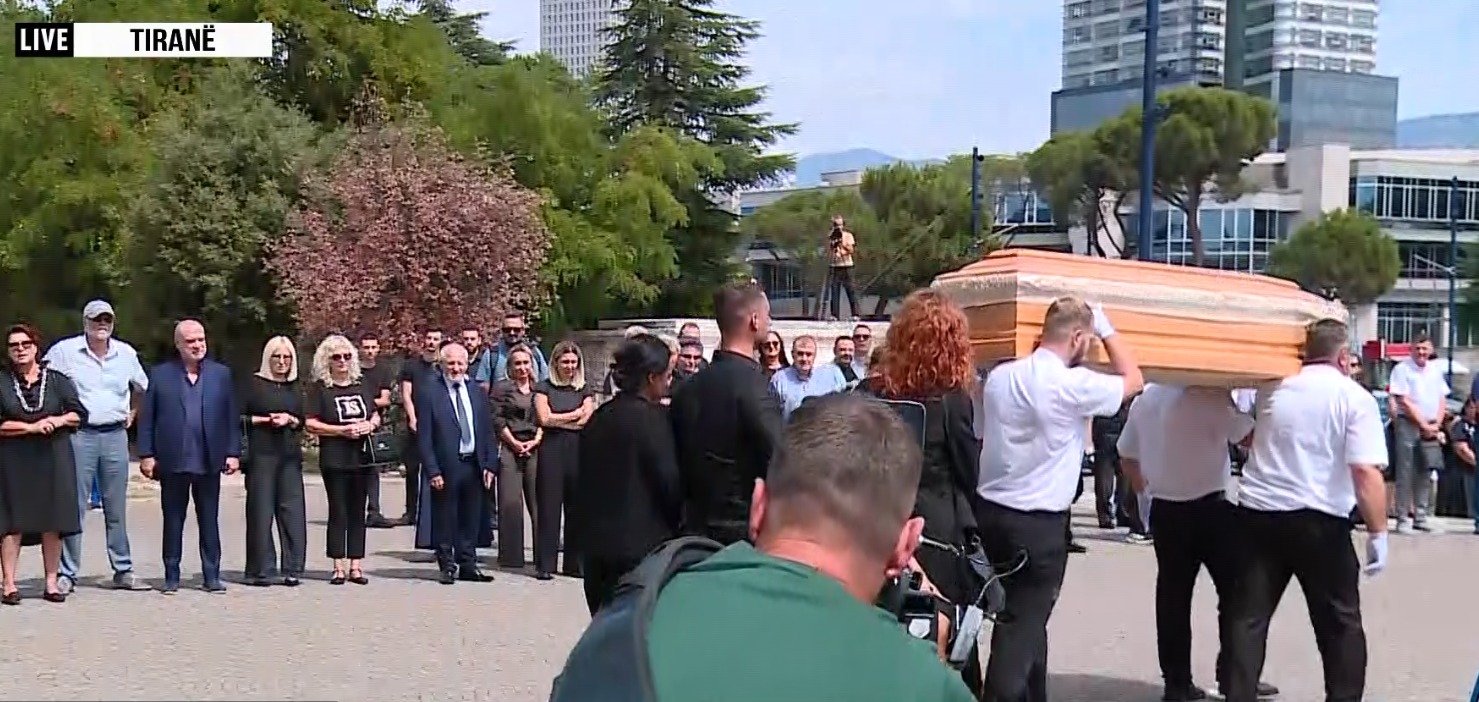 Homazhet për Artur Zhejin, gazetarit dhe publicistit i jepet lamtumira e fundit! Miq e kolegë vendosin kurora me lule pranë arkmortit