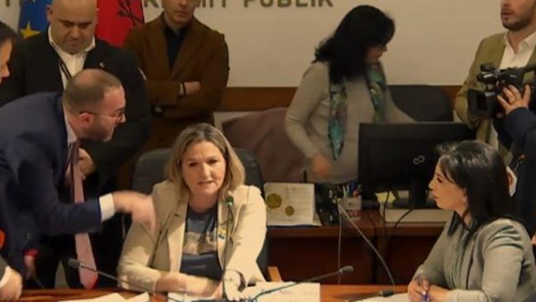 “Humbës ekzemplar, një përçarës që nuk ka shok”/ Flutura Açka shpërthen ndaj Gazment Bardhit: Piroman karrigesh