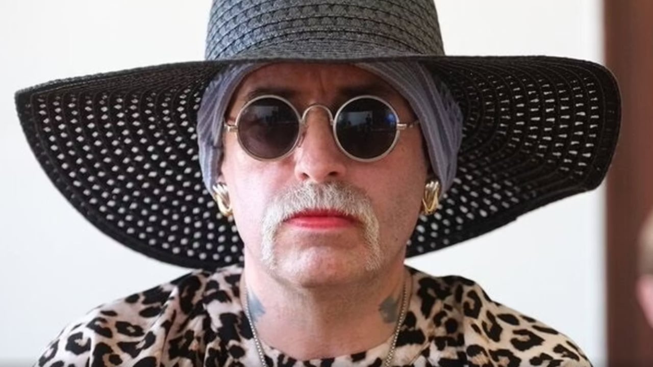 I njohur për pikëpamjet e tij neo-naziste dhe homofobike, gjermani 55-vjeçar bëhet transgjinor vetëm për të shkuar në burgun e grave