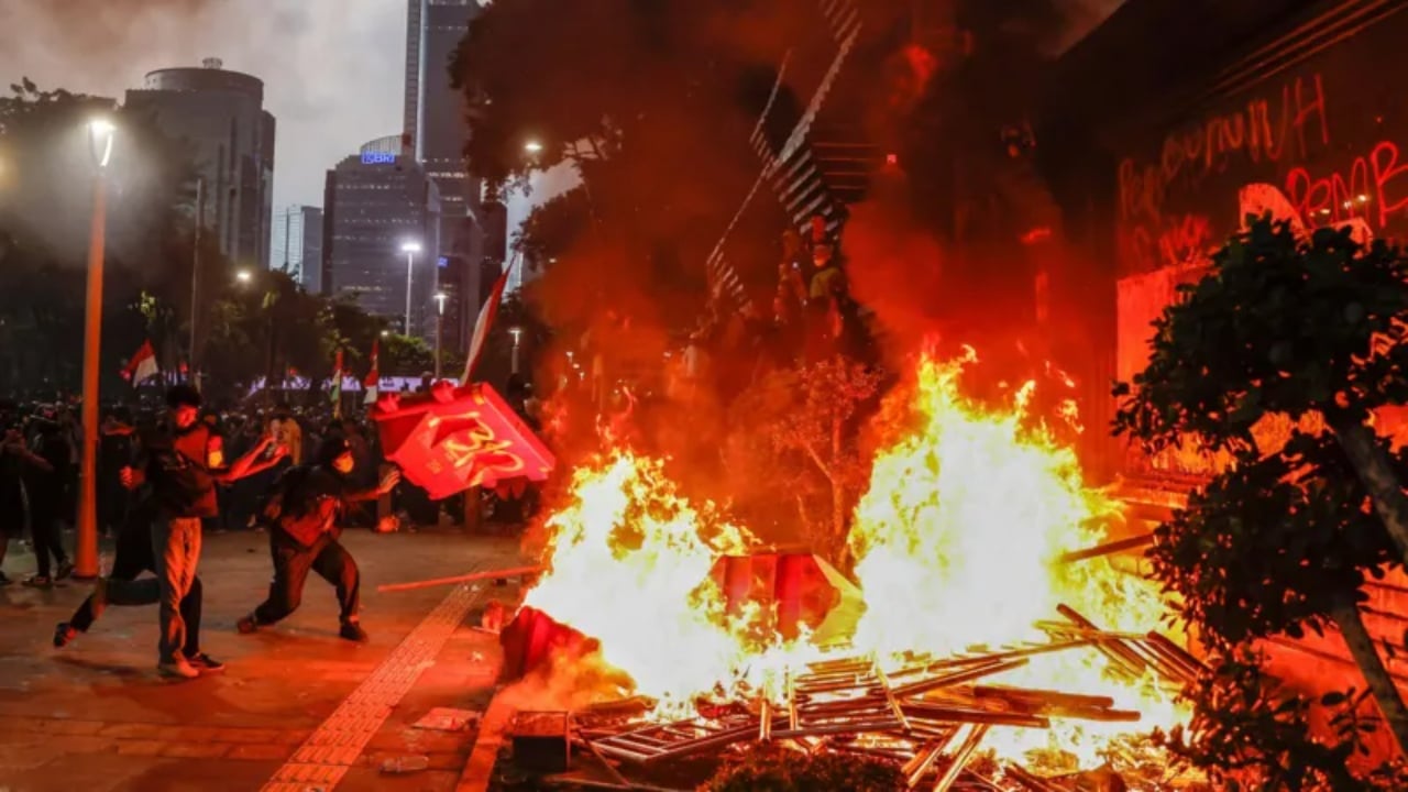 Indonezia në ‘flakë’ pas vdekjes së një taksisti 21-vjeçar! Protesta të dhunshme, 3 të vdekur dhe ndërtesa të djegura