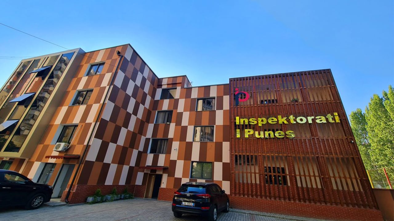 Inspektorati i Punës dhe Shërbimeve Shoqërore bën thirrje për shkak të motit të keq: Të ndalohet puna në kantieret e ndërtimit