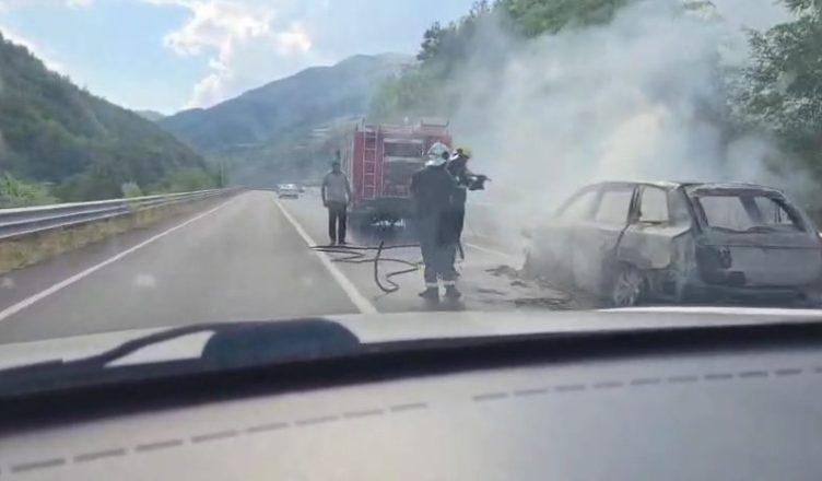 Ishte në lëvizje e sipër, shpërthen në flakë automjeti në rrugën e Arbrit (Detaje)