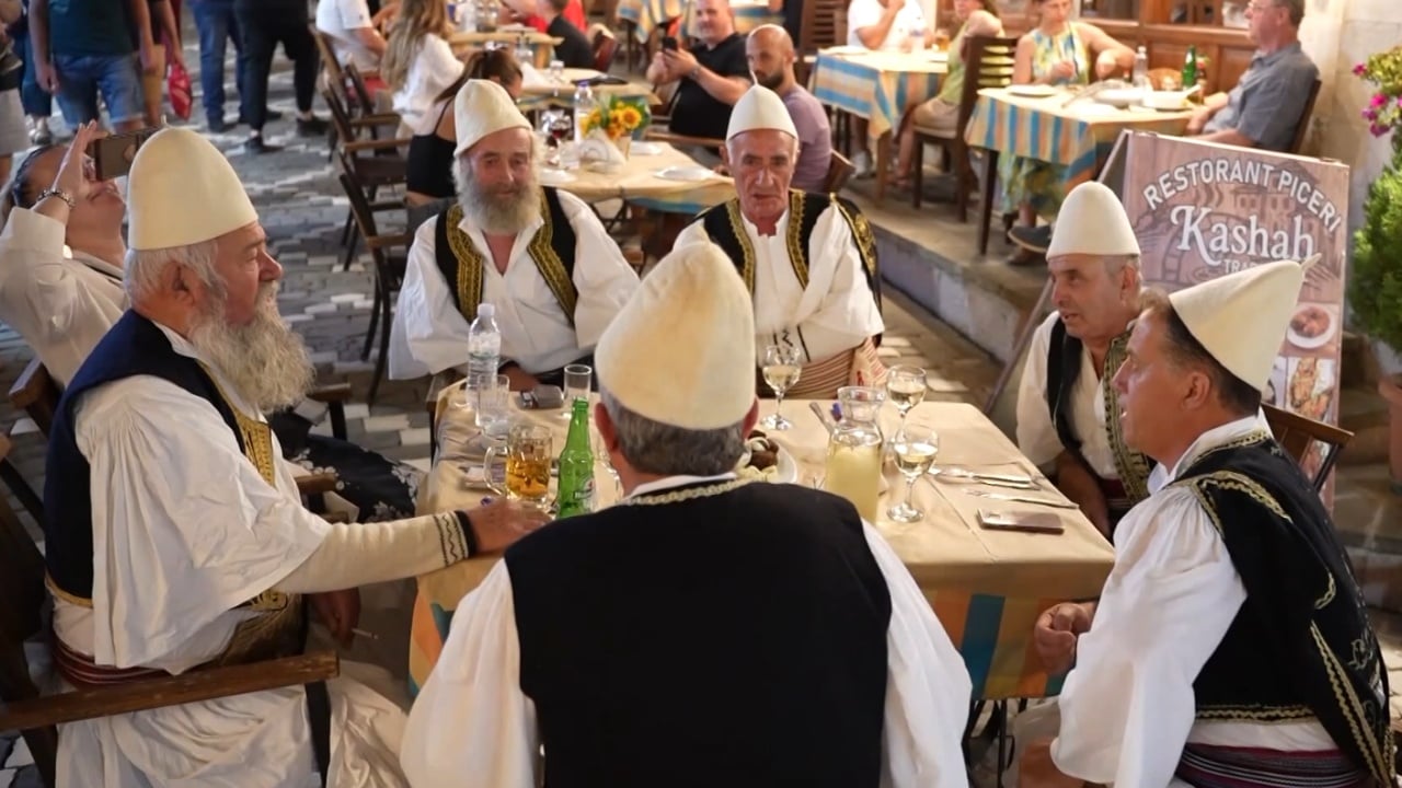 “Iso mbi kalldrëm”, aktiviteti i fundit të gushtit sjell polifoninë në rrugët e Gjirokastrës