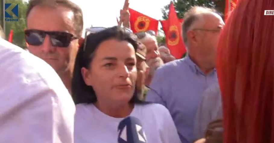 “Jam krenare me UÇK-në”/ E mbijetuara e dhunës në protestë, Vasfije Krasniqi: Kam dalë për t’i mbrojtur vlerat tona