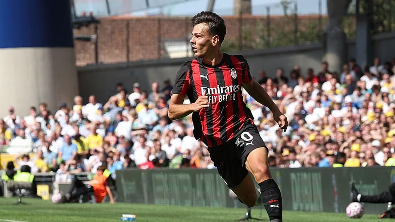 Jashari prezantohet te Milani: Më ka frymëzuar Pirlo, jam tifoz me këtë ekip qysh fëmijë