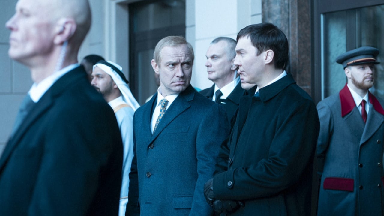 Jude Law portretizon Vladimir Putinin në filmin që tronditi Festivalin e Venecias, ‘Magjistari i Kremlinit’ hap siparin mes politikës dhe artit