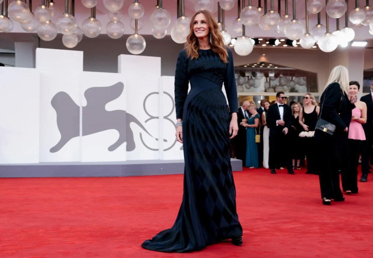 Julia Roberts ecën në tapetin e kuq për herë të parë në Venecia
