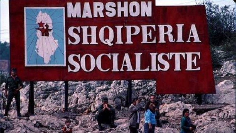 Kadri Hazbiu më 1973: Burrat me flokë si të grave, ndalohen të hyjnë në Shqipëri￼