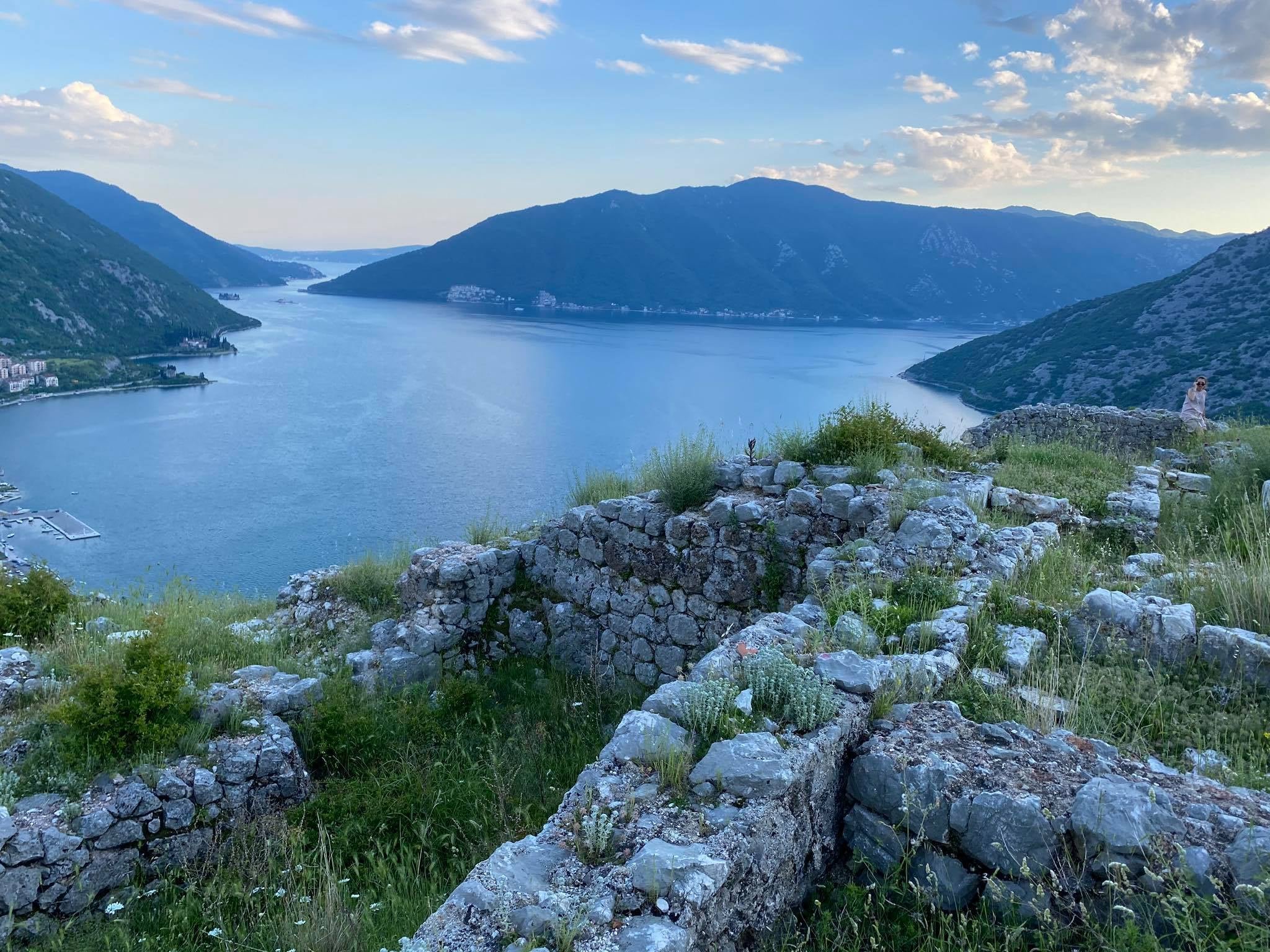 Kalaja e Mbretëreshës Teuta mbi qytetin Rhizon (Risan, Mali i Zi i sotëm)