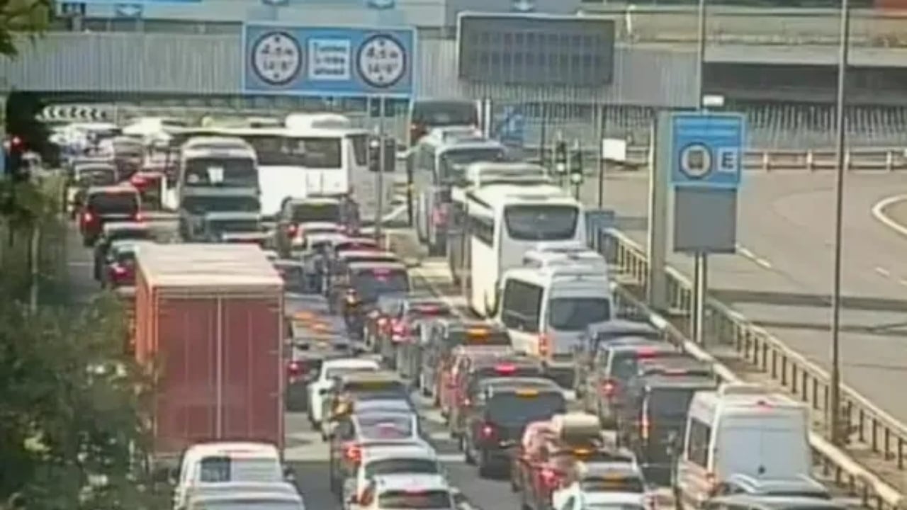 Kaos në aeroportin më të madh të Britanisë! Mbyllja e tuneleve shkakton trafik të rënduar, bllokohen qindra udhëtarë