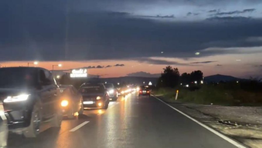 Kaos në rrugën Shëngjin-Rruga e Kombit, pushuesit prej 6 orësh në trafik