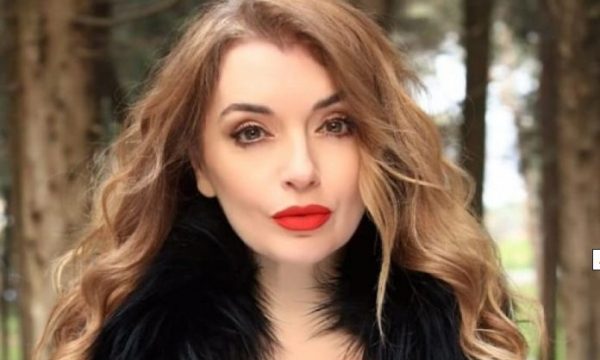 Kënga e njohur “Vajza me kaçurrela” e interpretuar nga Rovena Dilo (teksti dhe video)