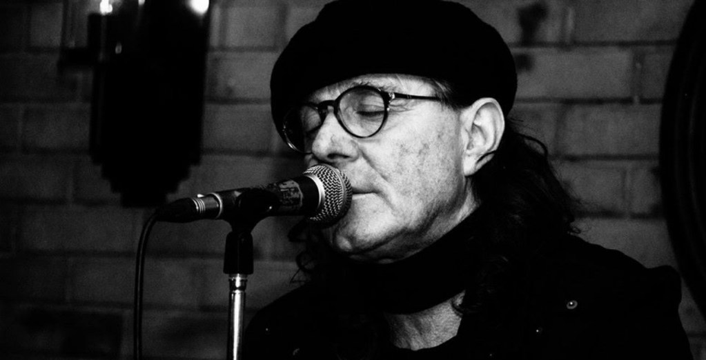 Këngë që s’harrohet/ “Ditë dimri” e interpretuar nga Aleksandër Gjoka (teksti dhe kënga)