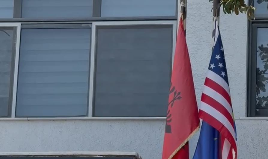 Kërcënoi me armë nënë e bijë, punonjëse në hotelin e tij, Gjykata e Vlorës jep vendimin për 23-vjeçarin