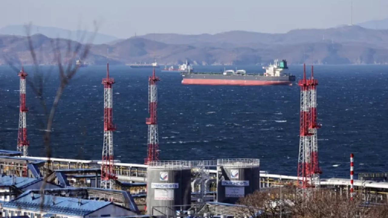 Kina shmang tarifat amerikane për naftën ruse, ndërsa India goditet me një taksë prej 50%