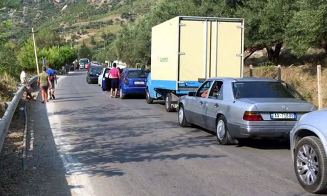 Kolaps trafiku në rrugën Laç-Lezhë, radhë kilometrike makinash