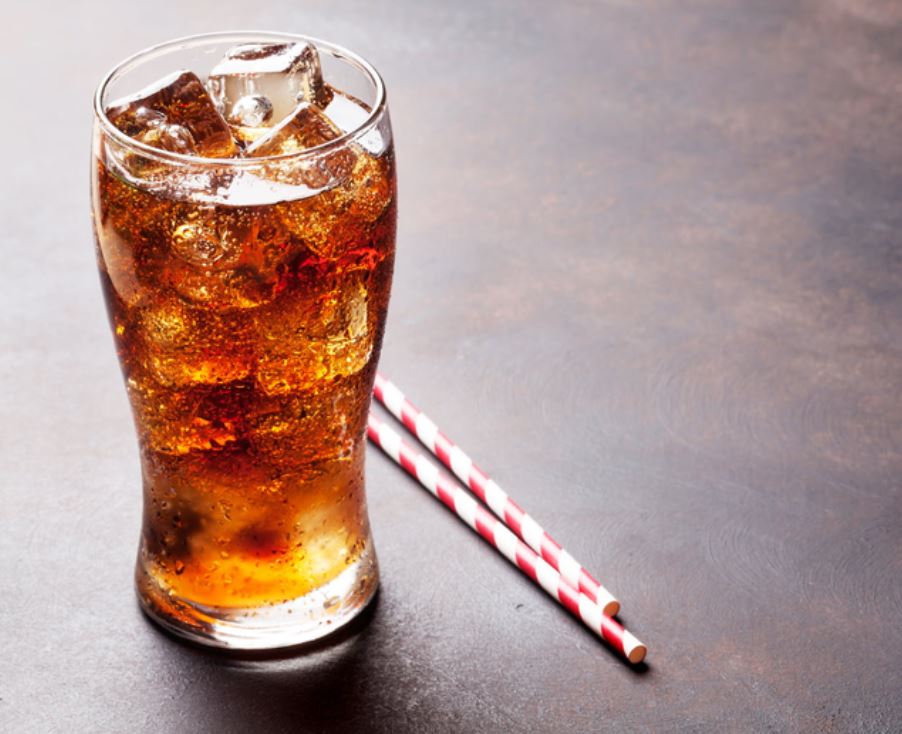 Konsumi i pijeve me gaz mund të shkaktojë rënien e flokëve, sipas studimit të ri