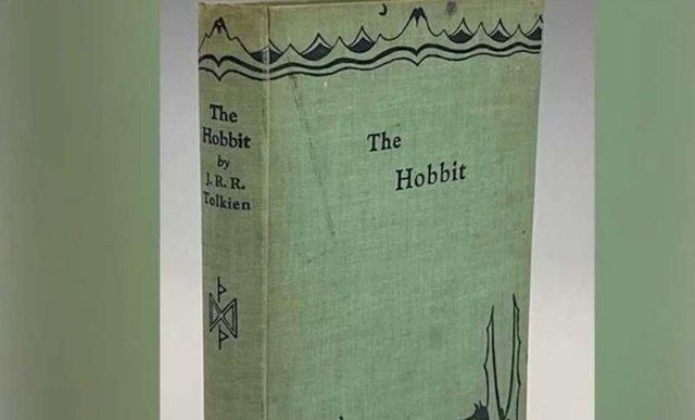 Kopja e rrallë e ‘The Hobbit’ / Rekord në ankand, libri me ilustrime shitet 50 mijë euro