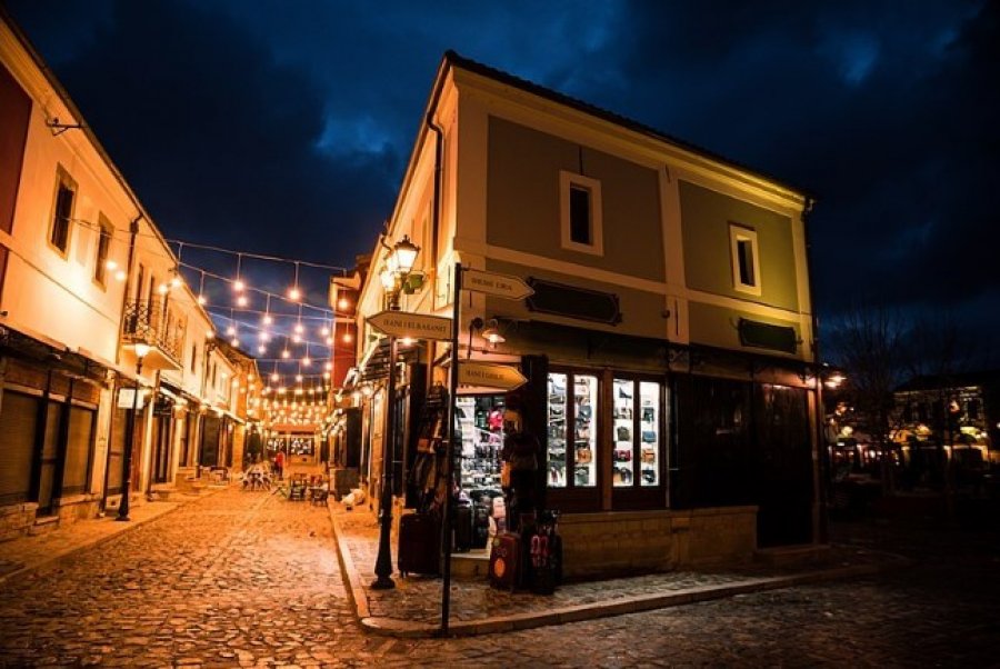 Korçë: Plagosje me thikë në zonën e Pazarit, tre persona të lënduar, njëri prej tyre në gjendje të rëndë